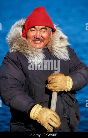 Porträt der Inupiat Eskimo Mann aus Kiana Stand in der Nähe der Kobuk River. Sommer im arktischen Alaska. Stockfoto