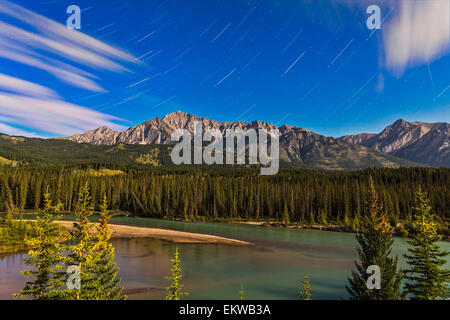 8. August 2014 - die Stars der Andromeda und Perseus steigt über die vorderen Bereiche und Bow River im Banff, Alberta, Kanada. Der sc Stockfoto