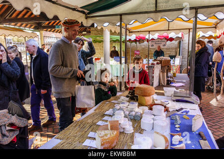 Käse-Stand am Bauernmarkt in Stroud, Gloucestershire Stockfoto