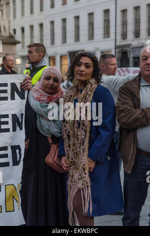 Gent, Belgien. 13. April 2015. Frauen sind während der Pegida-Sitzung in Gent gehen im Gespräch mit Pegida-Anhängern auf 13.04.15 abgebildet gesehen. Pegida ist eine deutsche rechtsextreme Anti-Islam-Organisation. Bildnachweis: Jonathan Raa/Pacific Press/Alamy Live-Nachrichten Stockfoto