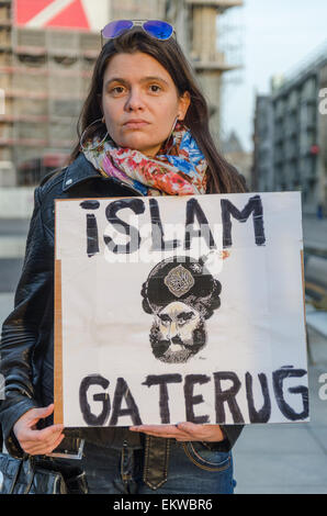 Gent, Belgien. 13. April 2015. Menschen versammelten sich auf der zweiten Sitzung des "Pegida Flandern" mit Fahnen und Banner. Pegida ist eine deutsche rechtsextreme Organisation deren abgekürzter Name von den vollständigen Titel, patriotischen Europäer gegen die Islamisierung des Abendlandes kommt. Bildnachweis: Jonathan Raa/Pacific Press/Alamy Live-Nachrichten Stockfoto