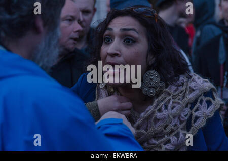 Gent, Belgien. 13. April 2015. Frauen sind während der Pegida-Sitzung in Gent gehen im Gespräch mit Pegida-Anhängern auf 13.04.15 abgebildet gesehen. Pegida ist eine deutsche rechtsextreme Anti-Islam-Organisation. Bildnachweis: Jonathan Raa/Pacific Press/Alamy Live-Nachrichten Stockfoto