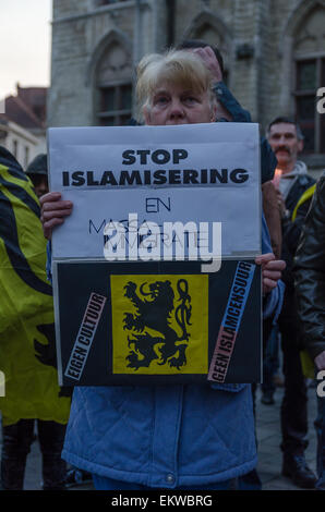 Gent, Belgien. 13. April 2015. Menschen versammelten sich auf der zweiten Sitzung des "Pegida Flandern" mit Fahnen und Banner. Pegida ist eine deutsche rechtsextreme Organisation deren abgekürzter Name von den vollständigen Titel, patriotischen Europäer gegen die Islamisierung des Abendlandes kommt. Bildnachweis: Jonathan Raa/Pacific Press/Alamy Live-Nachrichten Stockfoto