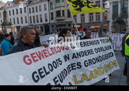 Gent, Belgien. 13. April 2015. Menschen versammelten sich auf der zweiten Sitzung des "Pegida Flandern" mit Fahnen und Banner. Pegida ist eine deutsche rechtsextreme Organisation deren abgekürzter Name von den vollständigen Titel, patriotischen Europäer gegen die Islamisierung des Abendlandes kommt. Bildnachweis: Jonathan Raa/Pacific Press/Alamy Live-Nachrichten Stockfoto