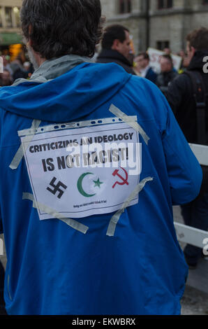 Gent, Belgien. 13. April 2015. Menschen versammelten sich auf der zweiten Sitzung des "Pegida Flandern" mit Fahnen und Banner. Pegida ist eine deutsche rechtsextreme Organisation deren abgekürzter Name von den vollständigen Titel, patriotischen Europäer gegen die Islamisierung des Abendlandes kommt. Bildnachweis: Jonathan Raa/Pacific Press/Alamy Live-Nachrichten Stockfoto