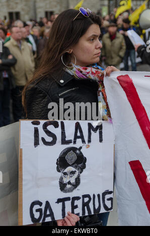 Gent, Belgien. 13. April 2015. Menschen versammelten sich auf der zweiten Sitzung des "Pegida Flandern" mit Fahnen und Banner. Pegida ist eine deutsche rechtsextreme Organisation deren abgekürzter Name von den vollständigen Titel, patriotischen Europäer gegen die Islamisierung des Abendlandes kommt. Bildnachweis: Jonathan Raa/Pacific Press/Alamy Live-Nachrichten Stockfoto