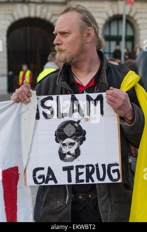 Gent, Belgien. 13. April 2015. Menschen versammelten sich auf der zweiten Sitzung des "Pegida Flandern" mit Fahnen und Banner. Pegida ist eine deutsche rechtsextreme Organisation deren abgekürzter Name von den vollständigen Titel, patriotischen Europäer gegen die Islamisierung des Abendlandes kommt. Bildnachweis: Jonathan Raa/Pacific Press/Alamy Live-Nachrichten Stockfoto