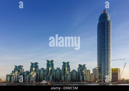 Wohnüberbauung Riverside St George Wharf und Tower, London, UK Stockfoto