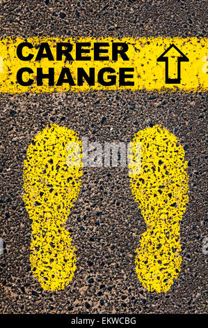 Konzeptbild mit gelber Farbe Spuren auf der Straße vor horizontale Linie über Asphalt Stein Hintergrund. Nachricht an berufliche Veränderung und Pfeil nach oben. Konzeptbild Stockfoto