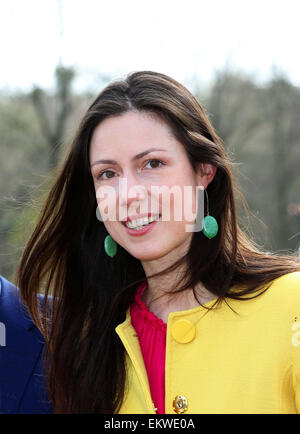 Kaatsheuvel, Niederlande. 13. April 2015. Prinzessin Viktoria de Bourbon de Parme Leergut Wishing gut zusammen mit Kindern aus Kinderboom Schule im Freizeitpark De Efteling in Kaatsheuvel, den Niederlanden, 13. April 2015. Besucher des Parks können die Wishing Well mit Münzen füllen und einen Wunsch. Jedes Jahr sind die Erlöse an Save the Children, einer Organisation zur Verfügung, die die Rechte des Kindes fördert. Prinzessin Viktoria wurde der Gönner von Save the Children. Foto: Albert Nieboer/RPE / - NO-Draht-SERVICE-/ Dpa/Alamy Live News Stockfoto