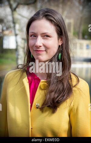 Kaatsheuvel, Niederlande. 13. April 2015. Prinzessin Viktoria de Bourbon de Parme Leergut Wishing gut zusammen mit Kindern aus Kinderboom Schule im Freizeitpark De Efteling in Kaatsheuvel, den Niederlanden, 13. April 2015. Besucher des Parks können die Wishing Well mit Münzen füllen und einen Wunsch. Jedes Jahr sind die Erlöse an Save the Children, einer Organisation zur Verfügung, die die Rechte des Kindes fördert. Prinzessin Viktoria wurde der Gönner von Save the Children. Foto: Albert Nieboer/RPE / - NO-Draht-SERVICE-/ Dpa/Alamy Live News Stockfoto