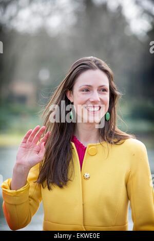 Kaatsheuvel, Niederlande. 13. April 2015. Prinzessin Viktoria de Bourbon de Parme Leergut Wishing gut zusammen mit Kindern aus Kinderboom Schule im Freizeitpark De Efteling in Kaatsheuvel, den Niederlanden, 13. April 2015. Besucher des Parks können die Wishing Well mit Münzen füllen und einen Wunsch. Jedes Jahr sind die Erlöse an Save the Children, einer Organisation zur Verfügung, die die Rechte des Kindes fördert. Prinzessin Viktoria wurde der Gönner von Save the Children. Foto: Albert Nieboer/RPE / - NO-Draht-SERVICE-/ Dpa/Alamy Live News Stockfoto