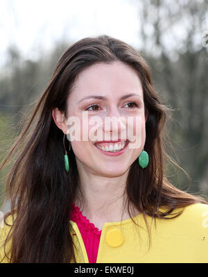 Kaatsheuvel, Niederlande. 13. April 2015. Prinzessin Viktoria de Bourbon de Parme Leergut Wishing gut zusammen mit Kindern aus Kinderboom Schule im Freizeitpark De Efteling in Kaatsheuvel, den Niederlanden, 13. April 2015. Besucher des Parks können die Wishing Well mit Münzen füllen und einen Wunsch. Jedes Jahr sind die Erlöse an Save the Children, einer Organisation zur Verfügung, die die Rechte des Kindes fördert. Prinzessin Viktoria wurde der Gönner von Save the Children. Foto: Albert Nieboer/RPE / - NO-Draht-SERVICE-/ Dpa/Alamy Live News Stockfoto