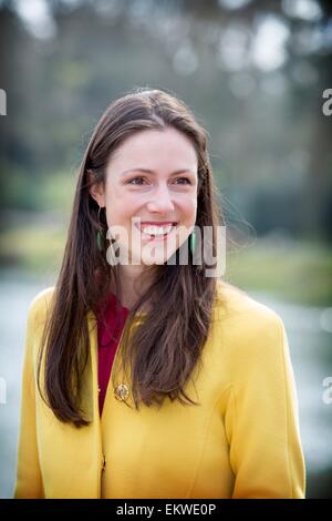 Kaatsheuvel, Niederlande. 13. April 2015. Prinzessin Viktoria de Bourbon de Parme Leergut Wishing gut zusammen mit Kindern aus Kinderboom Schule im Freizeitpark De Efteling in Kaatsheuvel, den Niederlanden, 13. April 2015. Besucher des Parks können die Wishing Well mit Münzen füllen und einen Wunsch. Jedes Jahr sind die Erlöse an Save the Children, einer Organisation zur Verfügung, die die Rechte des Kindes fördert. Prinzessin Viktoria wurde der Gönner von Save the Children. Foto: Albert Nieboer/RPE / - NO-Draht-SERVICE-/ Dpa/Alamy Live News Stockfoto