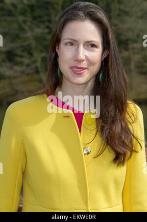 Kaatsheuvel, Niederlande. 13. April 2015. Prinzessin Viktoria de Bourbon de Parme Leergut Wishing gut zusammen mit Kindern aus Kinderboom Schule im Freizeitpark De Efteling in Kaatsheuvel, den Niederlanden, 13. April 2015. Besucher des Parks können die Wishing Well mit Münzen füllen und einen Wunsch. Jedes Jahr sind die Erlöse an Save the Children, einer Organisation zur Verfügung, die die Rechte des Kindes fördert. Prinzessin Viktoria wurde der Gönner von Save the Children. Foto: Albert Nieboer/RPE / - NO-Draht-SERVICE-/ Dpa/Alamy Live News Stockfoto