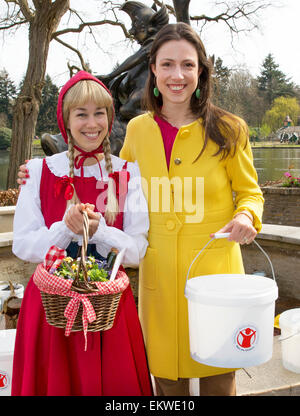 Kaatsheuvel, Niederlande. 13. April 2015. Prinzessin Viktoria de Bourbon de Parme (R) Leergut Wishing Well zusammen mit Kindern aus Kinderboom im Freizeitpark De Efteling in Kaatsheuvel, den Niederlanden, 13. April 2015 Schule. Besucher des Parks können die Wishing Well mit Münzen füllen und einen Wunsch. Jedes Jahr sind die Erlöse an Save the Children, einer Organisation zur Verfügung, die die Rechte des Kindes fördert. Prinzessin Viktoria wurde der Gönner von Save the Children. Foto: Albert Nieboer/RPE / - NO-Draht-SERVICE-/ Dpa/Alamy Live News Stockfoto