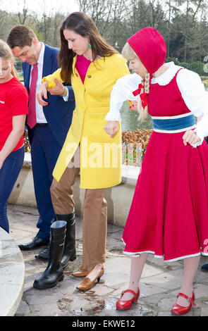 Kaatsheuvel, Niederlande. 13. April 2015. Prinzessin Viktoria de Bourbon de Parme (2. R) mündet der Wishing Well zusammen mit Kindern aus Kinderboom Schule im Freizeitpark De Efteling in Kaatsheuvel, den Niederlanden, 13. April 2015. Besucher des Parks können die Wishing Well mit Münzen füllen und einen Wunsch. Jedes Jahr sind die Erlöse an Save the Children, einer Organisation zur Verfügung, die die Rechte des Kindes fördert. Prinzessin Viktoria wurde der Gönner von Save the Children. Foto: Albert Nieboer/RPE / - NO-Draht-SERVICE-/ Dpa/Alamy Live News Stockfoto