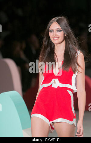 Langhaariges Brünette-Modell auf dem Laufsteg mit Alice McCall-Bekleidungslinie während der Mercedes Benz Fashion Week bei Carriageworks in Sydney, NSW, Australien Stockfoto