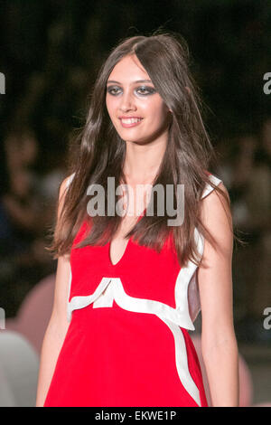 Langhaariges Brünette-Modell auf dem Laufsteg mit Alice McCall-Bekleidungslinie während der Mercedes Benz Fashion Week bei Carriageworks in Sydney, NSW, Australien Stockfoto