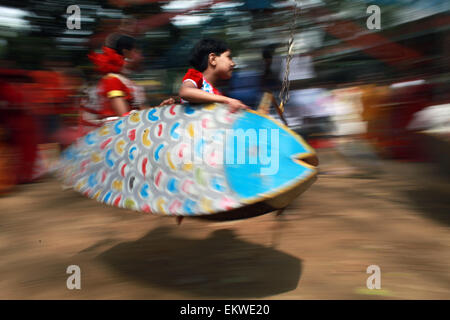 Dhaka, Bangladesch. 14. April 2015. Kinder von Nagordola, eine manuelle Ferris anlässlich Boishakhi fair Reiten genießen. Bangladeshi Völker einen bunten Marsch in Bengali neues Jahr 1422 willkommen. Vergießen des Vorjahres trübsinnige in Vergessenheit geraten, begannen die Menschen aus allen Bereichen des Lebens Willkommen im Bangla Jahr 1422, sobald die Sonne am Horizont aufgeht. Bildnachweis: ZUMA Press, Inc./Alamy Live-Nachrichten Stockfoto