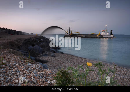 Bagger verstärkt Küstenschutzes entlang der Küste von Eastbourne. Stockfoto