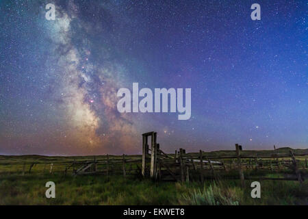 August 27-28, 2014 - Mars (unten) und Saturn in Verbindung auf der rechten Seite und die Milchstraße auf der linken Seite, im tiefblauen Dämmerung über die Stockfoto