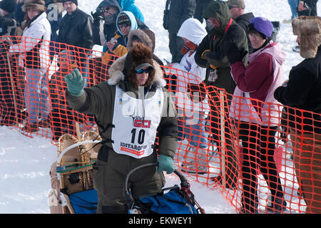 Ray Redington Jr. Team verlässt die Startlinie tagsüber Neustart des Iditarod 2009 In Willow, Alaska Stockfoto