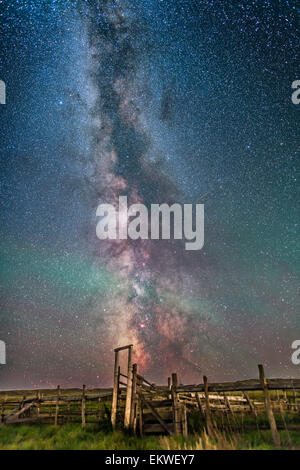 26. August 2014 - die Milchstraße über die alte Koppel auf dem Gelände der Ranch in der Franzose Tal im Grasland National P 76 Stockfoto