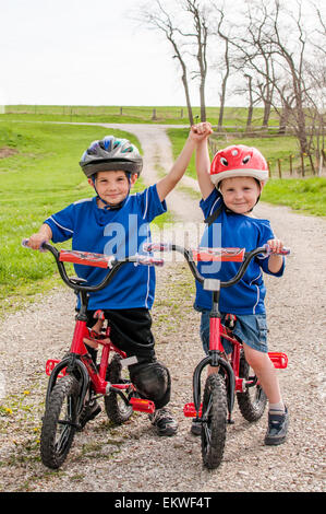 Zwei jungen mit Helmen auf matching-Fahrräder Stockfoto