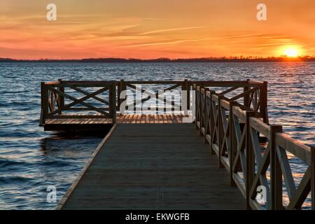 Blick auf Holzsteg am See während des Sonnenuntergangs, Masuren, Polen Stockfoto