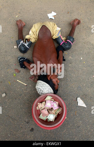 Dhaka, Bangladesch. 14. April 2015. Eine Bettlerfamilie Beging auf Straße in der Nähe von Boishakhi Messe in Dhaka.Bangladeshi Völker einen bunten Marsch in Bengali neues Jahr 1422 willkommen. Vergießen des Vorjahres trübsinnige in Vergessenheit geraten, begannen die Menschen aus allen Bereichen des Lebens Willkommen im Bangla Jahr 1422, sobald die Sonne am Horizont aufgeht. Bildnachweis: ZUMA Press, Inc./Alamy Live-Nachrichten Stockfoto