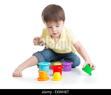 kleiner Junge spielt mit Tasse Spielzeug Stockfoto