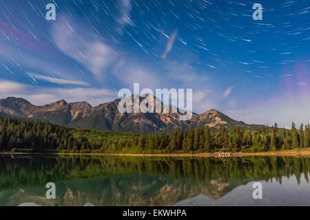 Sternspuren über Patricia Lake und Pyramide Berg in Jasper Nationalpark, Alberta, Kanada. Mondschein bietet die illuminatio Stockfoto