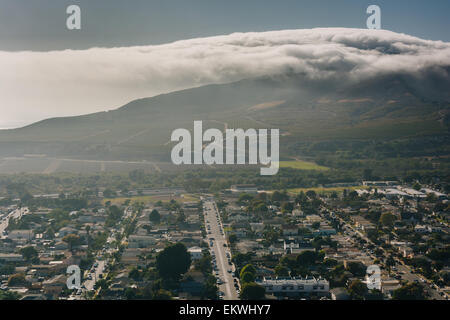 Blick auf Ventura und fernen Berge von Grant Park, in Ventura, Kalifornien. Stockfoto