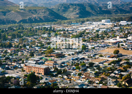 Blick auf Ventura und fernen Berge von Grant Park, in Ventura, Kalifornien. Stockfoto