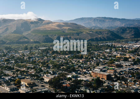 Blick auf Ventura und fernen Berge von Grant Park, in Ventura, Kalifornien. Stockfoto