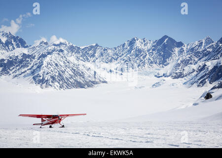 Eine Cessna 185 Ski Flugzeug Landung auf dem Ruth-Gletscher unterhalb der Don Sheldon Berghaus in die Alaska Range, Sommer. Stockfoto