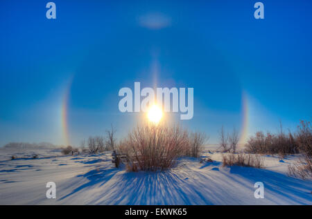 19. Dezember 2013 - High dynamic Range Foto von Sundogs und ein solar Halo um die Sonne in Alberta, Kanada. Die Halo ist b verursacht. Stockfoto