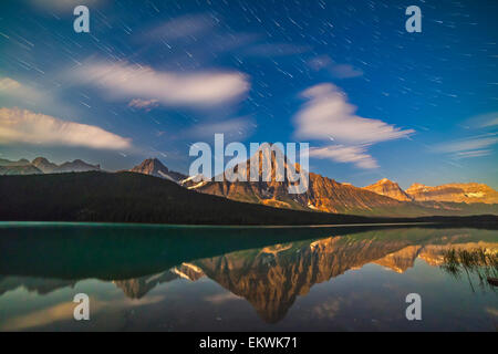 11. August 2014 - Stars am nordwestlichen Himmel nachgestellte wie sie hinter dem Berg die kontinentale Wasserscheide in Banff, beh Stockfoto