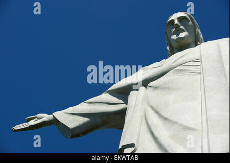 RIO DE JANEIRO, Brasilien - 5. März 2015: Nahaufnahme der Statue von Christus dem Erlöser am Corcovado gegen strahlend blauen Himmel. Stockfoto