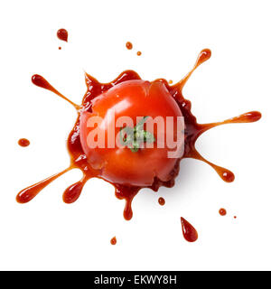 zerkleinert oder mit Ketchup bespritzt Tomate isoliert auf weiss Stockfoto