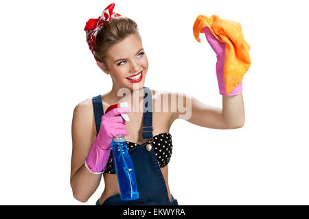 Schöne Arbeiter tragen rosa schützende Gummihandschuhe halten Reinigung Sprühen Sie Flasche und Orange Mikrofaser-Tuch Stockfoto