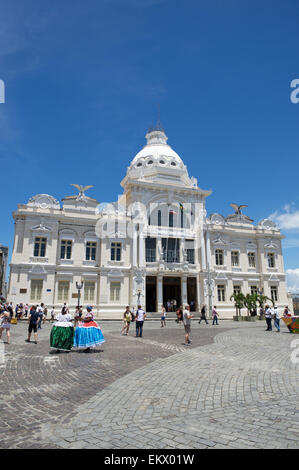 SALVADOR, Brasilien - 11. März 2015: Touristen und einheimische mischen sich in die Praça Municipal, dem Haupteingang zum touristischen Zentrum. Stockfoto