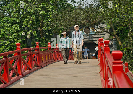 Koreanische Touristen auf die Huc Brücke führt Ngoc Son Tempel in dem Hoan-Kiem-See. Hanoi, Vietnam. Stockfoto