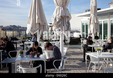 Menschen genießen Sie Getränke an Frühlingstag auf Zambeze Restaurant Terrasse in Lissabon - Portugal Stockfoto