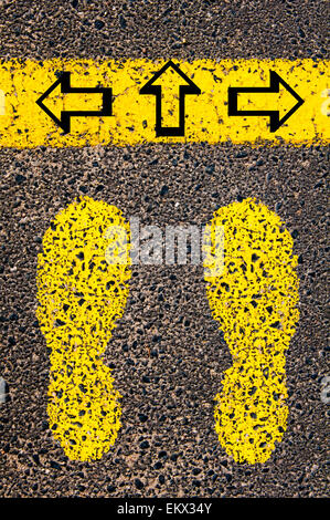 Pfeile links, rechts, vorwärts. Unentschlossenheit Konzeptbild mit gelber Farbe Spuren auf der Straße vor horizontale Linie über Asphalt Stein Hintergrund. Stockfoto