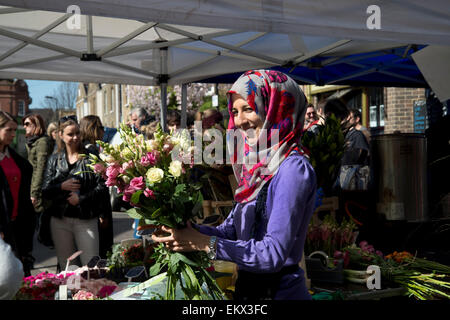 Hackney Frühjahr 2015. Broadway-Markt am Samstag. Blume-Stall - Blumensträuße machen Stockfoto