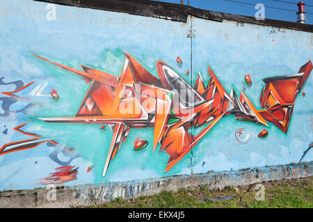 Sankt-Petersburg, Russland-6. April 2015: Bunte Graffiti mit chaotischen Elementen auf alten grauen Beton Garagenwände Stockfoto