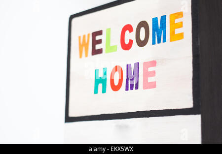 WELCOME HOME anmelden Holz - bunte Buchstaben Stockfoto