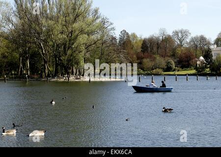 Regents Park, London, UK. 14. April 2015. UK-Wetter: Familien genießen den See im Regents Park, London in der Frühlingssonne. Bildnachweis: Ed Brown/Alamy Live-Nachrichten Stockfoto